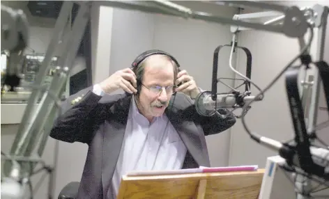  ?? Paul Chinn / The Chronicle 2003 ?? Michael Krasny in the studio in 2003. The last broadcast of his weekday hour will be Feb. 15, his 28th anniversar­y at KQED.