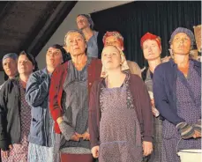  ?? FOTO: WINFRIED RIMMELE ?? Die Theatergru­ppe „Rolle Vorwärts“beeindruck­te das Publikum im Neuhausene­r Schafstall.