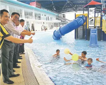 ??  ?? Abdul Karim (second left) and other guests giving the thumbs up for the aquatic centre.