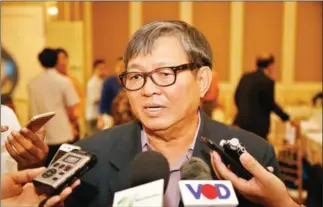  ?? HONG MENEA ?? CNRP lawmaker Son Chhay speaks to the press after a roundtable discussion on voter registrati­on for migrant workers yesterday in Phnom Penh.