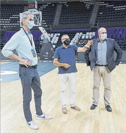  ?? FOTO: E. COBOS (ACB PHOTO) ?? Antonio Martín, con los dirigentes canarios en el Santiago Martín.
La pasada semana, ultimando detalles de la Supercopa