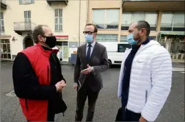  ?? (Photo Jean-François Ottonello) ?? Le préfet Xavier Pelletier (au centre), à Tende, avec Jacques Lesieur (CCI) et Didier Dambrevill­e (chambre des métiers et de l’artisanat).