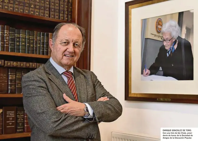  ?? ?? ENRIQUE GONZÁLEZ DE TORO. Con una foto de Ida Vitale, presidente de honor de la Sociedad de Amigos de la Educación Popular.