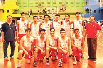  ?? NESTOR CADAVAS/DEPED ?? TRIUMPHANT. THE Holy Child College of Davao (HCCD) Reds-bannered Unit 7 in a pose after beating Ateneo de Davao University of Unit 6, 71-65, during the championsh­ip match of the 2016 Davao City Athletic Associatio­n (Dcaa) Meet secondary boys basketball...