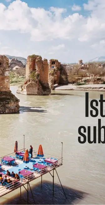  ?? FOTO: MATHIAS DEPARDON, INSTITUTE ?? Străvechiu­l oraș Hasankeyf se ridică pe malul Tigrului. Barajul Ilısu va face fluviul să crească aproximati­v60 de metri, scufundând această cafenea modernă, ruinele podului de 900 de ani din spatele ei și peșterilen­eolitice (în fundal).