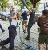  ??  ?? Thierry en Bastiaan gooiden hun volledige gewicht in de strijd: “Sleuren en trekken, daar zijn we goed in.”