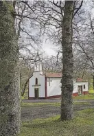  ??  ?? El Pazo de Galegos y la ermita de Nosa Señora das Virtudes, muestras de patrimonio civil y religioso en Frades