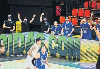  ?? FOTO: J.M. CERVELLÓ (ACB PHOTO) ?? El banquillo del San Pablo Burgos, celebrando el triunfo en los segundos finales del encuentro ante el Real Madrid