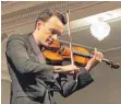  ?? FOTO: GÜNTER VOGEL ?? Zündet mit seiner Stradivari ein Feuerwerk der Farben: Linus Roth.