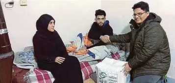  ??  ?? Khalid Muhammed Ammar (tengah) antara pelarian Syria di Turki menerima sumbangan daripada
Syria Care.