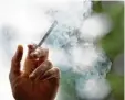  ?? Foto: Fabian Sommer, dpa (Symbolbild) ?? Der Konsum von Cannabis wird ab de 1. April für Erwachsene teilweise legalisier­t.