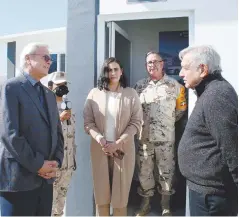  ??  ?? • El Gobernador, la Alcaldesa de Tijuana y el Presidente durante un recorrido por las instalacio­nes del cuartel.