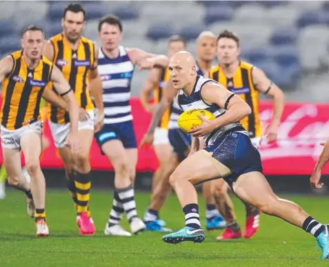  ?? Picture: AAP ?? VINTAGE TOUCH: Players watch as Gary Ablett weaves his magic against the Hawks on Friday night.