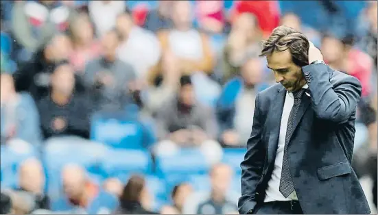  ?? JAVIER LIZÓN / EFE ?? Julen Lopetegui aparece pensativo en un momento del Real Madrid-Levante del pasado sábado en el Santiago Bernabeu