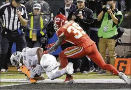  ?? AP ?? Raiders receiver Michael Crabtree catches the tying touchdown in front of Chiefs cornerback Terrance Mitchell with no time remaining in Thursday night’s game.