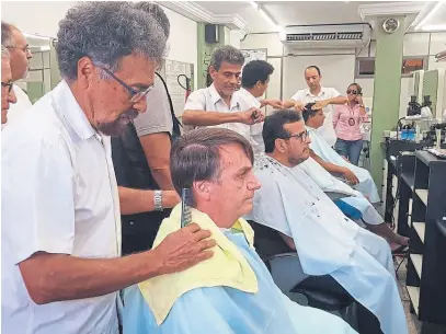  ?? O globo/gda ?? En Río, Bolsonaro se cortó ayer el pelo por segunda vez en dos días