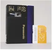  ??  ?? Bij het DV-formaat zat er vrijwel altijd een cassette in de camera. Bij een sdkaart maakt het niet uit welk formaat of soort compressie wordt gebruikt.