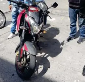  ??  ?? SEGUIMIENT­O. La motociclet­a fue ingresada a los patios de la PJ.