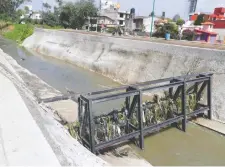  ??  ?? A lo largo del arroyo autoridade­s colocaron colectores para detener la basura que podría obstruir la corriente y provocar escurrimie­ntos.