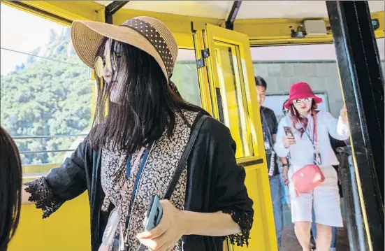  ?? MANÉ ESPINOSA ?? Dos turistas coreanas en el Aeri, el histórico teleférico de Montserrat