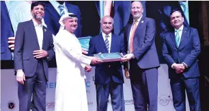  ??  ?? PAD officials present a token of acknowledg­ement to Mediclinic COO Dr Tareq Al Fathey.