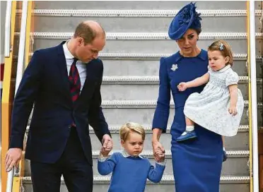  ?? Foto: Epa/Str ?? Nach der Ankunft: Prinz William und Herzogin Kate mit ihren Kindern George und Charlotte.