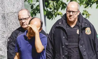  ??  ?? O ex-diretor da holding J&amp;F, Ricardo Saud, chega à sede da Polícia Federal no bairro da Lapa, em São Paulo