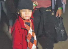  ??  ?? Diariament­e las autoridade­s fronteriza­s detienen a menores de edad.