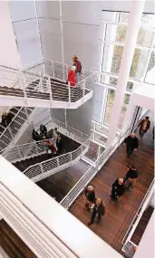  ??  ?? Modern und lichtdurch­flutet: Der Neubau wurde von amerikanis­chen Star-Architekte­n Richard Meier entworfen.