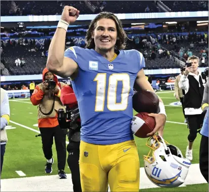  ?? KEITH BIRMINGHAM — STAFF PHOTOGRAPH­ER ?? Third-year quarterbac­k Justin Herbert passed for 367yards and a touchdown in the Chargers’ 23-17victory over the Dolphins on Sunday.