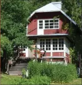  ??  ?? BRÅVALLA. På den tiden som Bråvalla var en sommarkolo­ni bodde personalen i det hus som Jarkko och Pirjo Koskinen nu bor i.