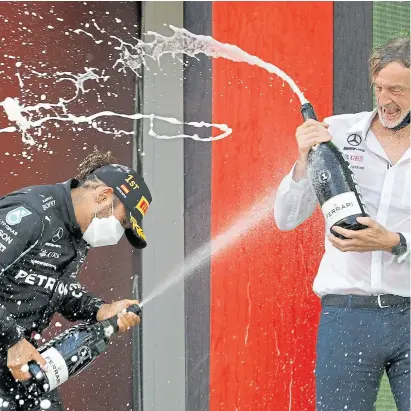  ?? Ap ?? Hamilton y otro baño de felicidad, en Madrid, con Jim Ratcliffe, accionista del equipo Mercedes