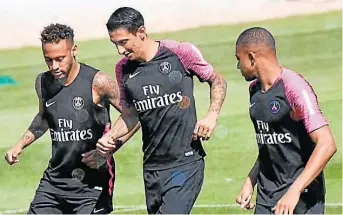  ?? FOTO: AGENCIAS ?? Neymar (dcha.), Ángel Di María (centro) y Kylian Mbappé serán titulares hoy para enfrentar al Manchester United.