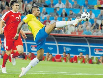  ?? AP ?? Por arriba sí. Paulinho llega antes que Veljkovic y pone el 1-0 tras una exquisita habilitaci­ón de Coutinho.