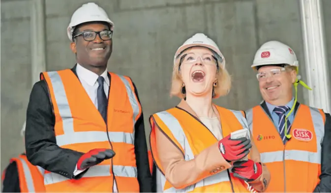  ?? ?? POD PALJBOM KRITIKA Nova britanska premijerka Liz Truss i ministar financija Kwasi Kwarteng (na slici lijevo) pod paljbom su kritika zbog najavljeni­h reformskih mjera