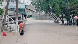  ??  ?? DAÑOS. La meca del turismo colombiano, Cartagena de Indias, está bajo el agua a causa de la tormenta tropical Iota que se fortalece.