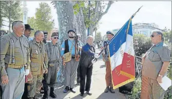  ??  ?? Pour la première fois, Jojo Almodovar des Amis du Maquis Henri Barbusse, a participé à la cérémonie, une minute de silence ‘’ aux morts‘’