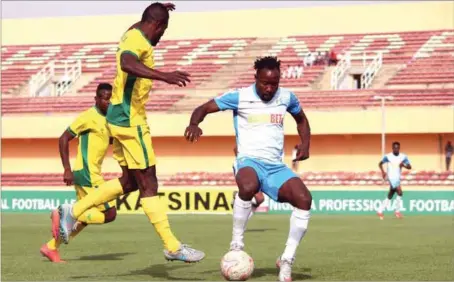  ??  ?? Suraj Sodiq of 3SC (right) and Obinna Kingsley Eleje of Katsina United battling for ball possession during the NPFL Match day 9 clash at the Karkanda Stadium in Katsina…yesterday