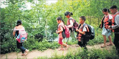  ??  ?? Un grupo de estudiante­s chinos atraviesa la reserva de Xiangshuit­an en una excursión escolar.