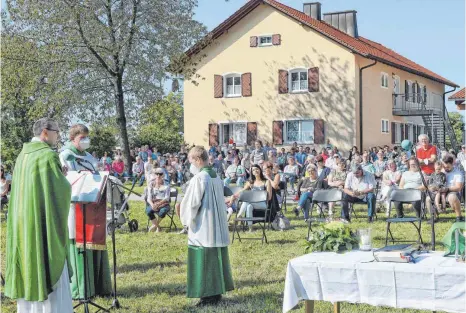  ?? FOTO: HAFI ?? Vikar Jens Brückner hat den Gottesdien­st des Musikverei­ns Ellenberg bei der Funkstelle vor rund 250 Gläubigen zelebriert. Daran anschließe­nd war ein Frühschopp­en und Mittagstis­ch angesagt.