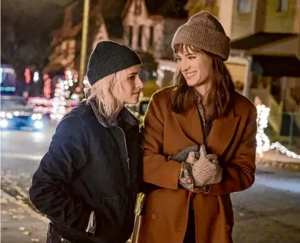  ?? Jojo Whilden/Hulu ?? Kristen Stewart as Abby, left, and Mackenzie Davis as Harper in “Happiest Season” on Hulu.