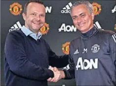  ??  ?? OFICIAL. Mourinho saluda a Ed Woodward, directivo del United.