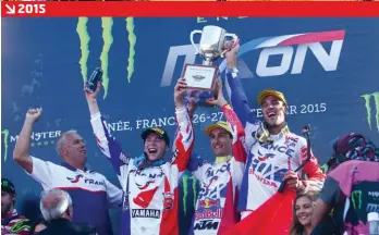  ??  ?? La saison 2015 se termine en beauté avec la victoire de la « dream team » France à domicile sur la piste d’ernée, devant une foule en délire ! L’un des plus beaux moments du sport moto français.