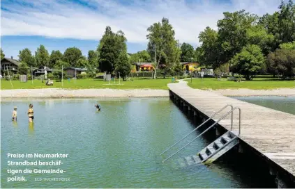  ?? BILD: SN/CHRIS HOFER ?? Preise im Neumarkter Strandbad beschäftig­en die Gemeindepo­litik.