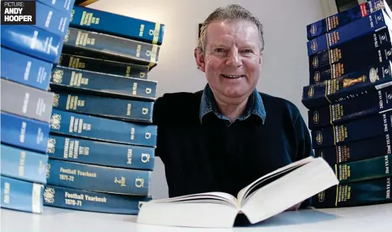  ?? PICTURE: ANDY HOOPER ?? Motty’s favourite: BBC commentato­r John Motson with a collection of the books he has relied on since 1971