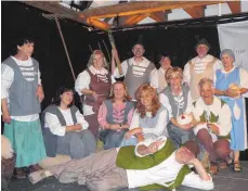  ?? FOTO: ANTON FUCHSLOCH ?? Das Mühleteam präsentier­t sich anlässlich einer Lesung zu seinem zehnjährig­en Bestehen in mittelalte­rlichen Gewändern.