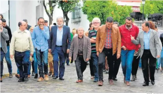  ?? MANUEL ARAGÓN PINA ?? Pedro Sánchez (tercero por la derecha) en una visita a Alcalá de los Gazules durante las primarias de 2017.