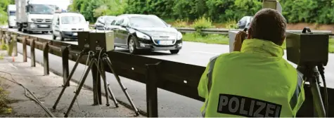  ?? Foto: Kai Remmers, dpa ?? Da nimmt das Übel seinen Lauf: Notorische Raser müssen möglicherw­eise zur MPU. Der Hauptgrund ist aber ein anderer: Alkohol am Steuer.