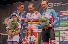  ??  ?? Podio: il francese Romain Bardet (2°), 27 anni; lo spagnolo Alejandro Valverde, 38, con i figli, e il canadese Michael Woods (3°), 31 BETTINI