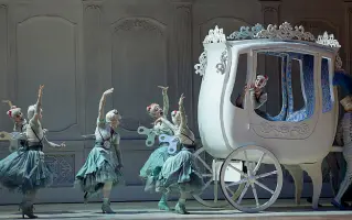  ??  ?? La Cenerentol­a
L’opera di Rossini con la regia di Emma Dante era prevista al Comunale dal 18 al 24 marzo (Foto Yasuko Kageyama/ Opera di Roma)